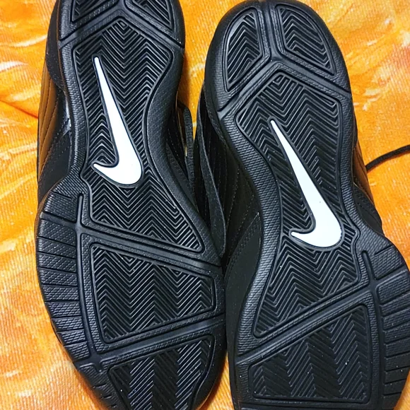 Nike Mens Sneakers.. Size 10. Leather..Black with white swoosh - Picture 4 of 8